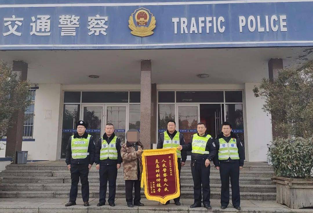 郯城一路段發生車禍,一轎車被撞翻2人被困!多虧了._宋敬彪_突發_傷者