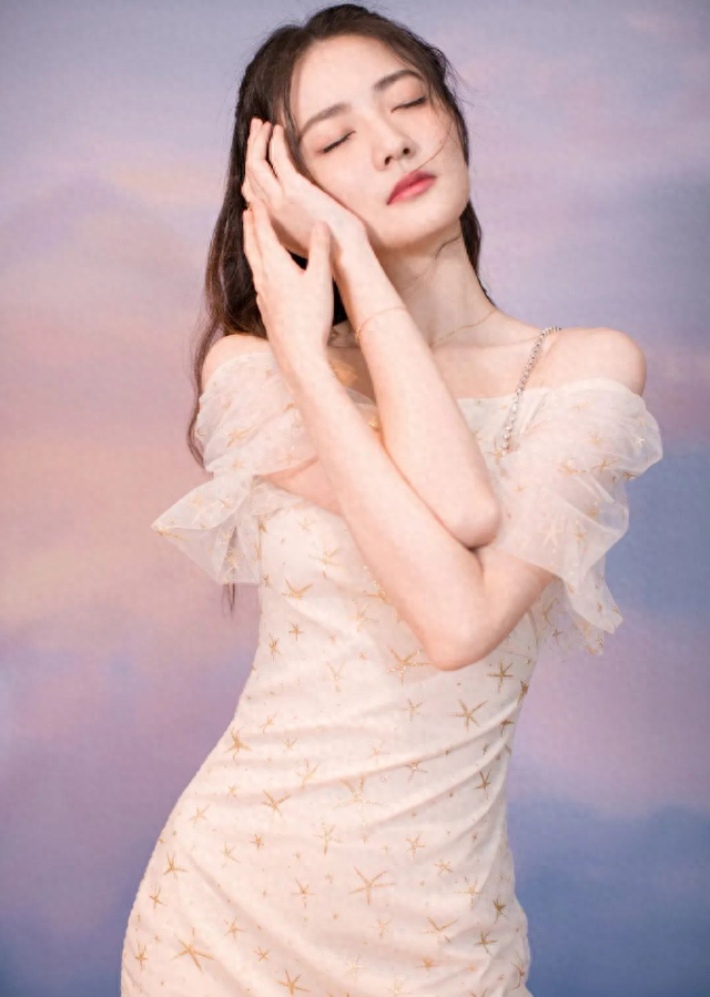 徐璐的性感风太撩人,最新写真亮相穿深v露腰长裙,28岁又纯又欲_张铭恩