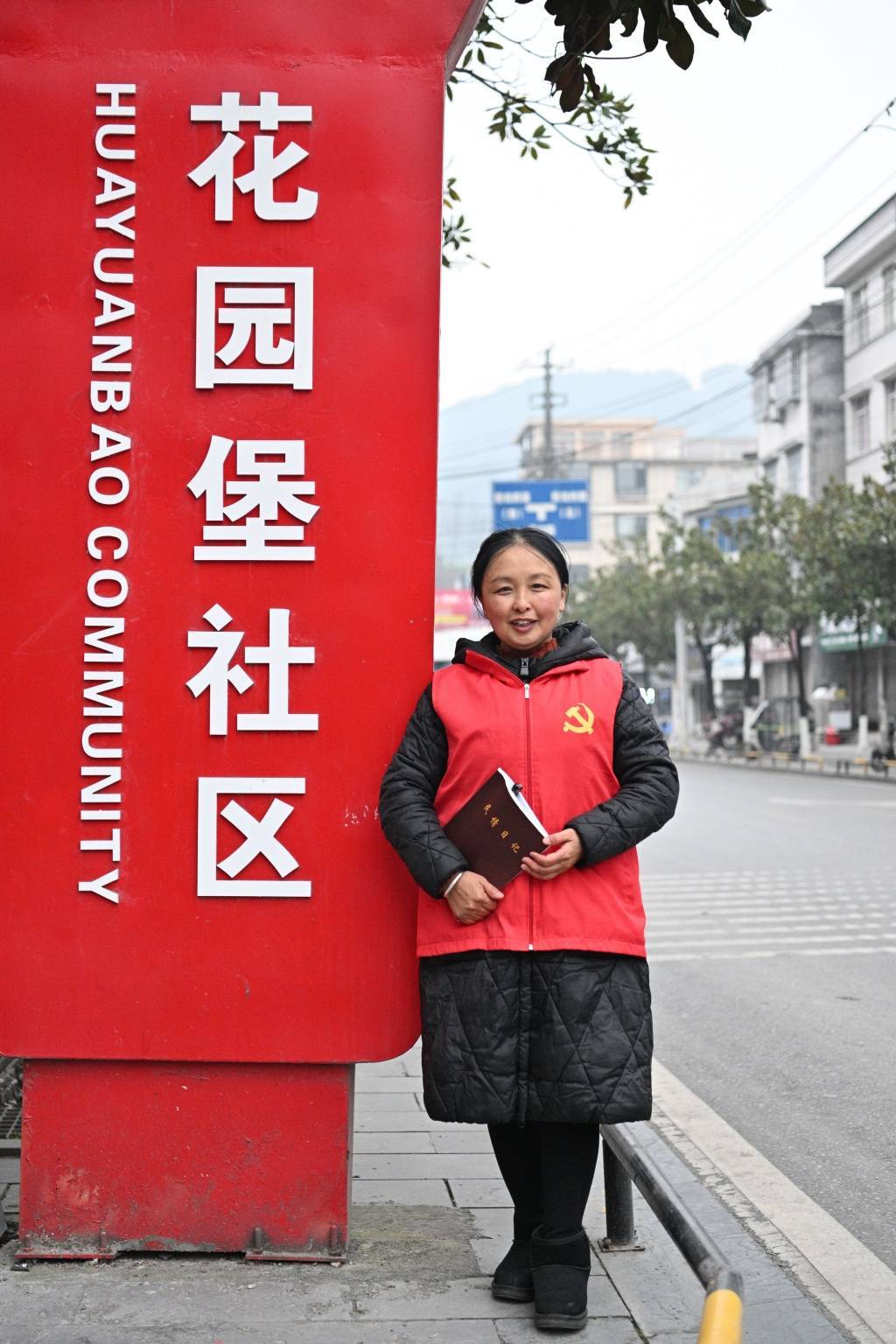 一大早,来凤县副县长汪玉明早早来到花园堡社区,迎接载誉归来的全省