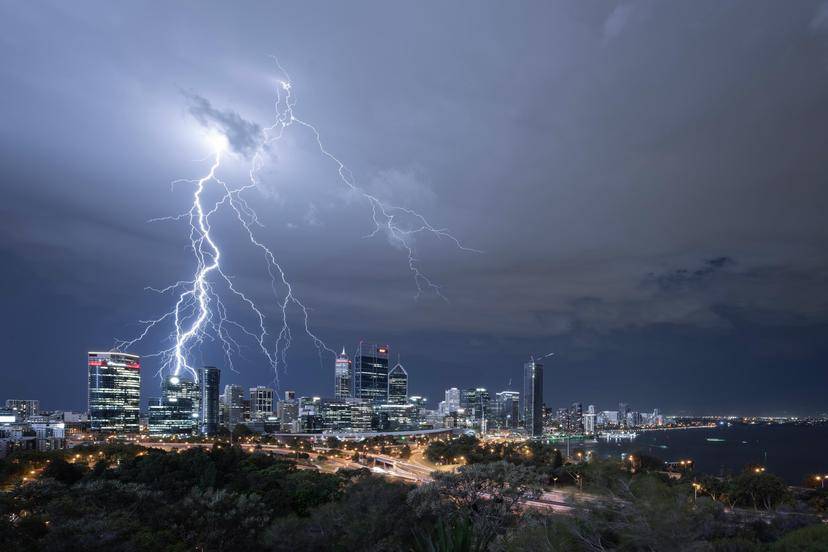 狂风暴雨影响了一些进港航班,一些飞机不得不改道飞往更多的地区机场