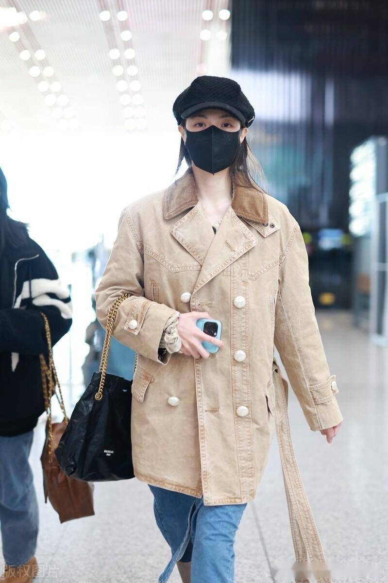 街拍:钟楚曦棕色排扣短大衣 牛仔半裙 麂皮短靴帅气带感_外套_绵羊毛