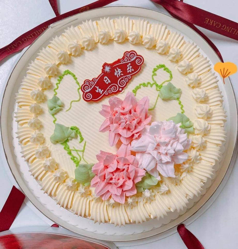 再两圈4瓣,最外围5瓣的刻定模式,足以可见凯司令做蛋糕的严谨
