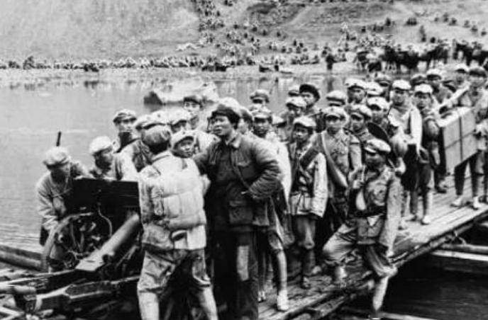 时,部队损失并不是很大,但是在湘江,中央红军遭到了数倍于敌人的围攻