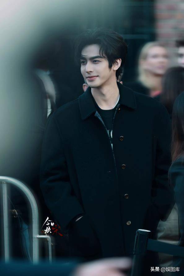 宋威龙街拍温润优雅 身姿挺拔宛如偶像剧拍摄现场