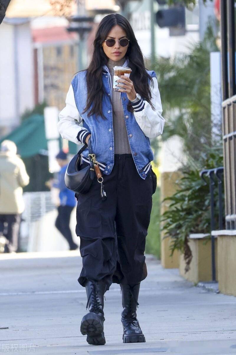 艾莎冈萨雷斯手拿咖啡现身街头,牛仔拼接外套搭配工装裤帅气酷飒_美国