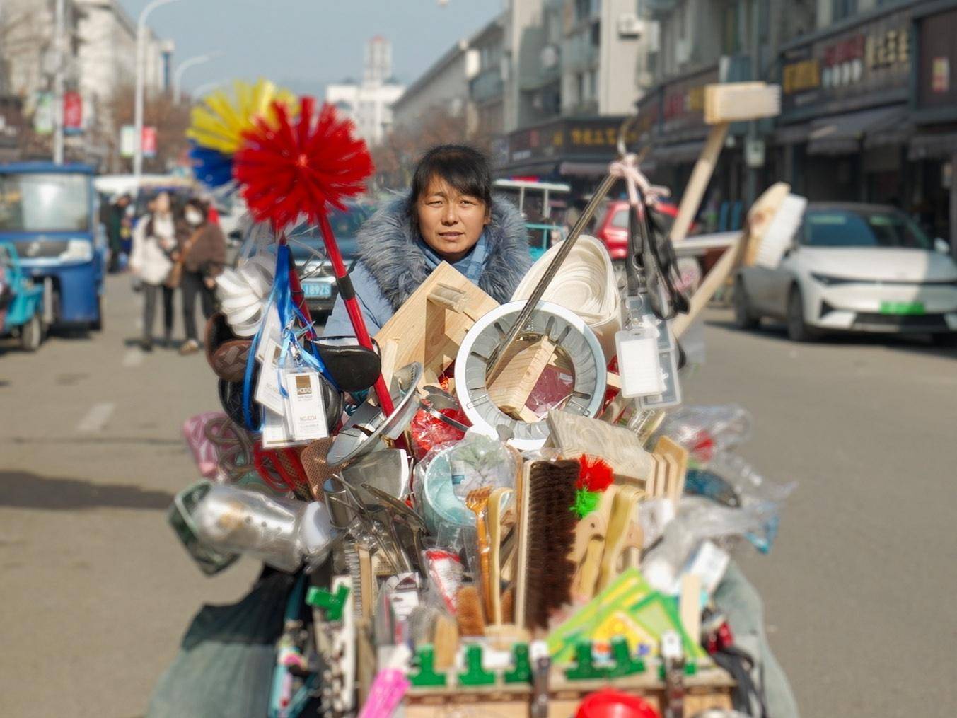 陈慧和她的小推车(央广网记者 俞烨 摄)当谈及第