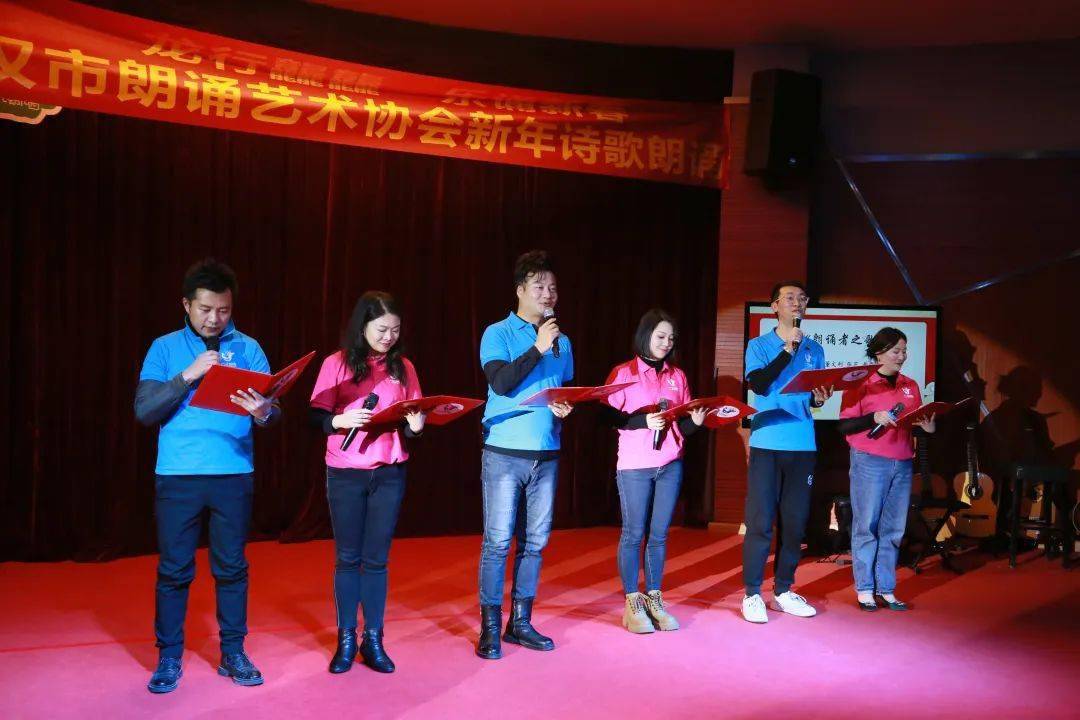朗诵了《时间的入口》《房湖公园》《爱莲说》《春天遂想起》《中国梦