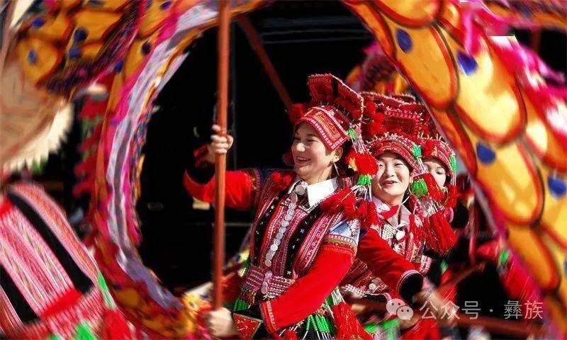 彝族跳烟盒舞哈尼族跳乐作舞节日更要跳舞嫁娶要跳舞秋天丰收要跳舞