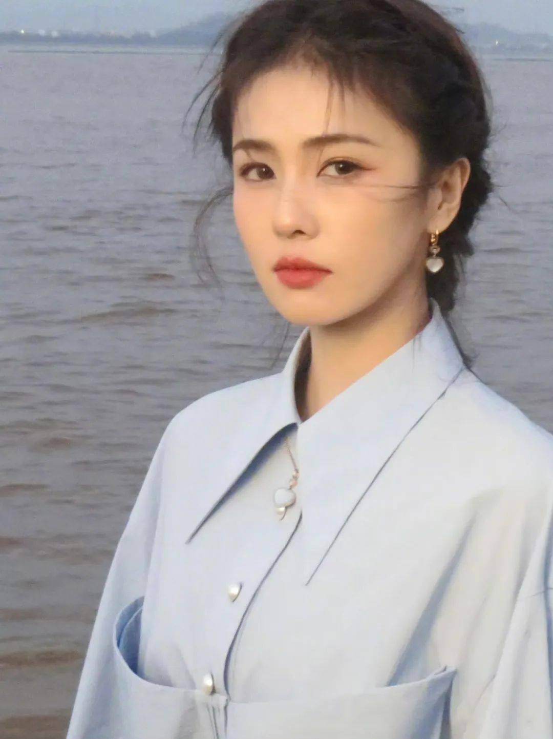 她本身挺有综艺感的,近期爱奇艺古装剧《衡门有狐》在接触她和曾舜晞