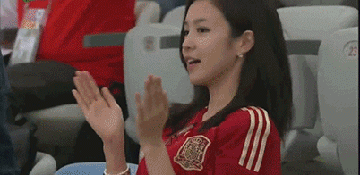 还记得吗？10年前一笑成名！韩国再度出征亚洲杯，女主播为其加油