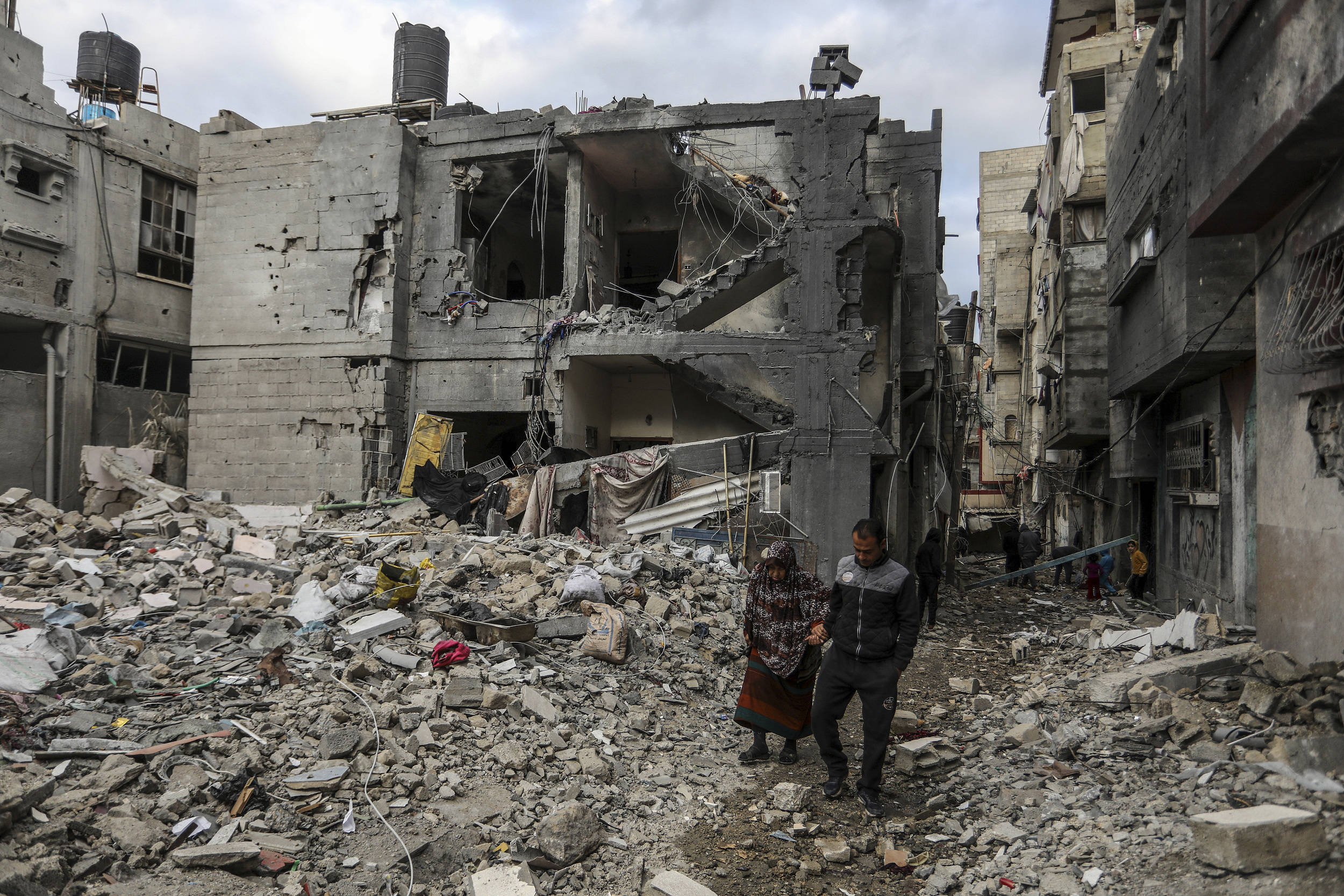 巴以冲突百日回顾:加沙1%人口死亡,85%人口流离失所_时间_中国_儿童