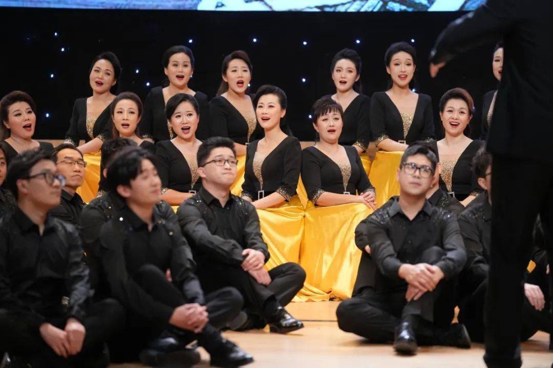 合唱团不仅呈现优秀音色,还编配了肢体动作表演,团队队形变换等,指挥