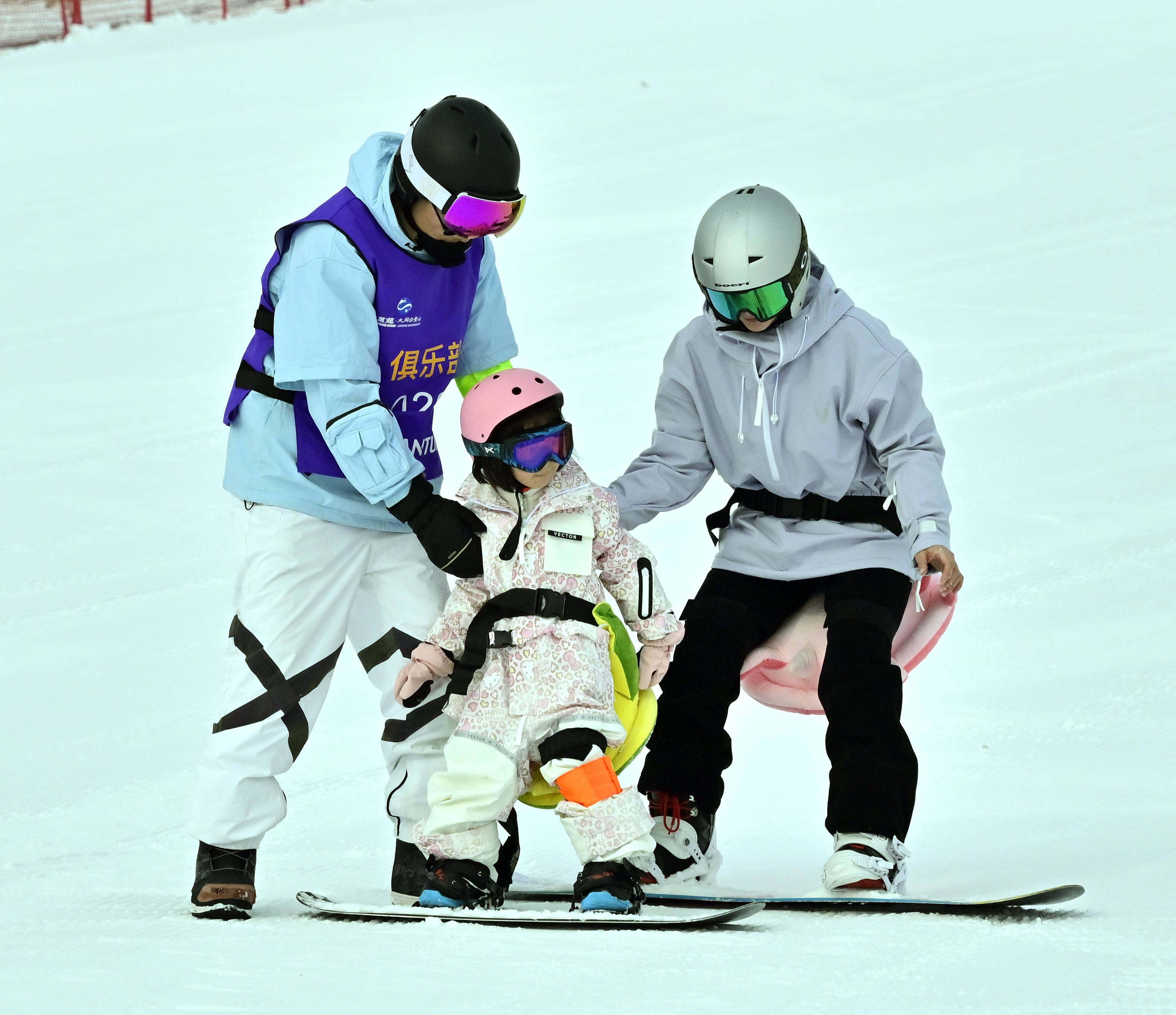 1月13日,在大同市万龙白登山国际滑雪场,缆车载着滑雪爱好者在雪场中