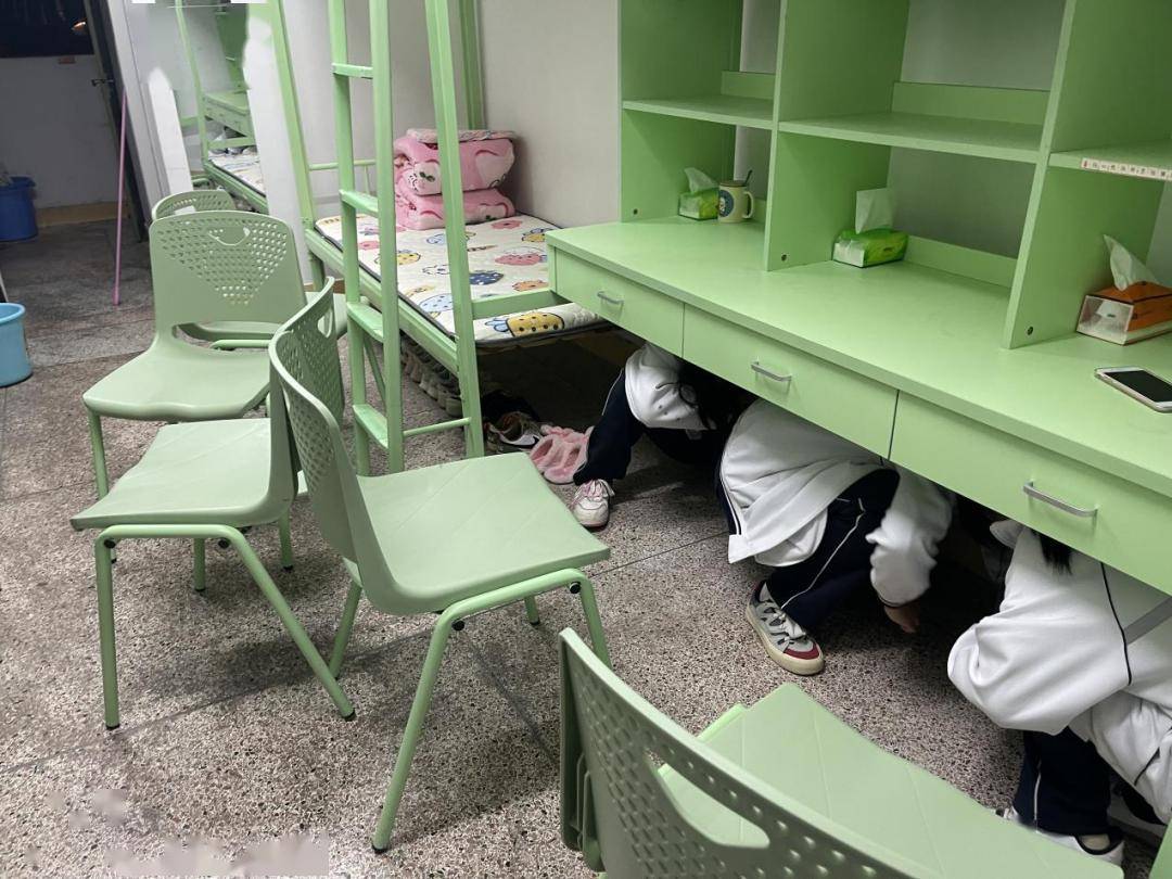 共筑安全梦——漳州一职校(腾飞校区)开展2024年夜间宿舍区地震应急