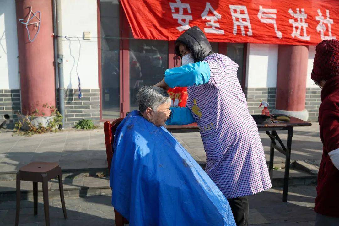 活动现场,车墩镇丝网版画创作基地的老师们剪窗花,书法老师们书写春联