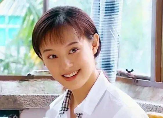 孙俪属于细软发质,本身发量不多,额头的发际线很高.