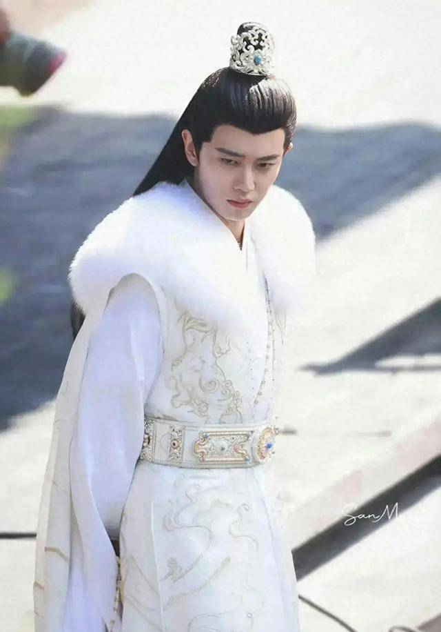 同样是穿"裘皮"大衣,将任嘉伦许凯邓为放在一起,差距一目了然_服饰_穿