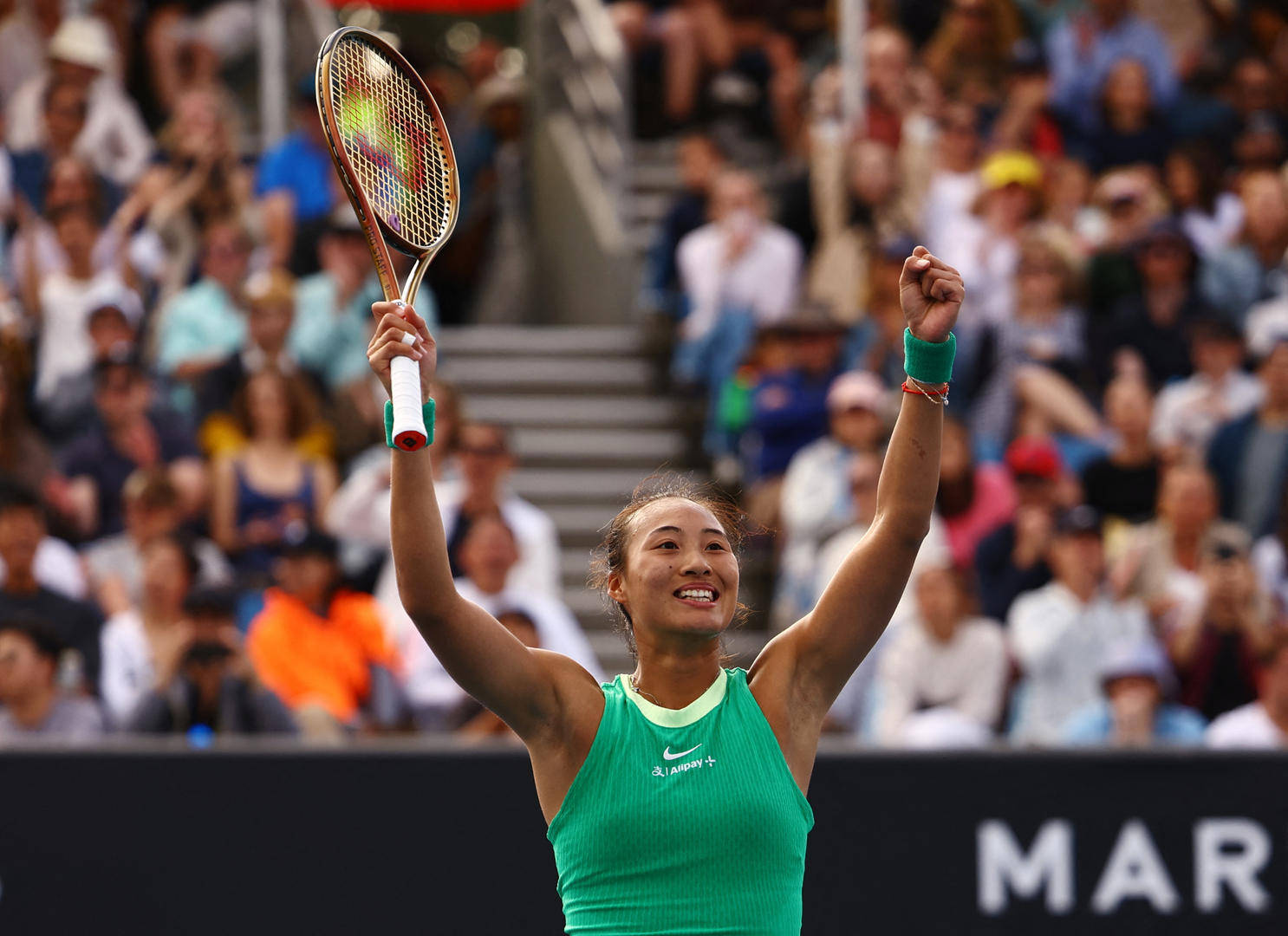 图据视觉中国另一场女单比赛中,王雅繁出场迎战2021年美网冠军拉杜