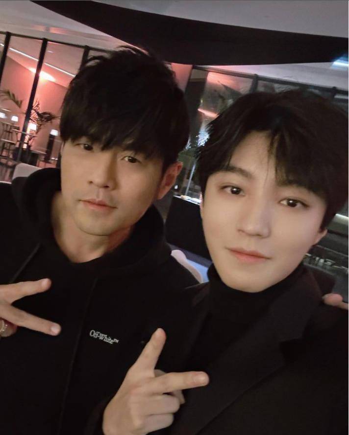 王俊凯巴黎为周杰伦庆生 手绘蛋糕升级_周董_杰伦哥_偶像