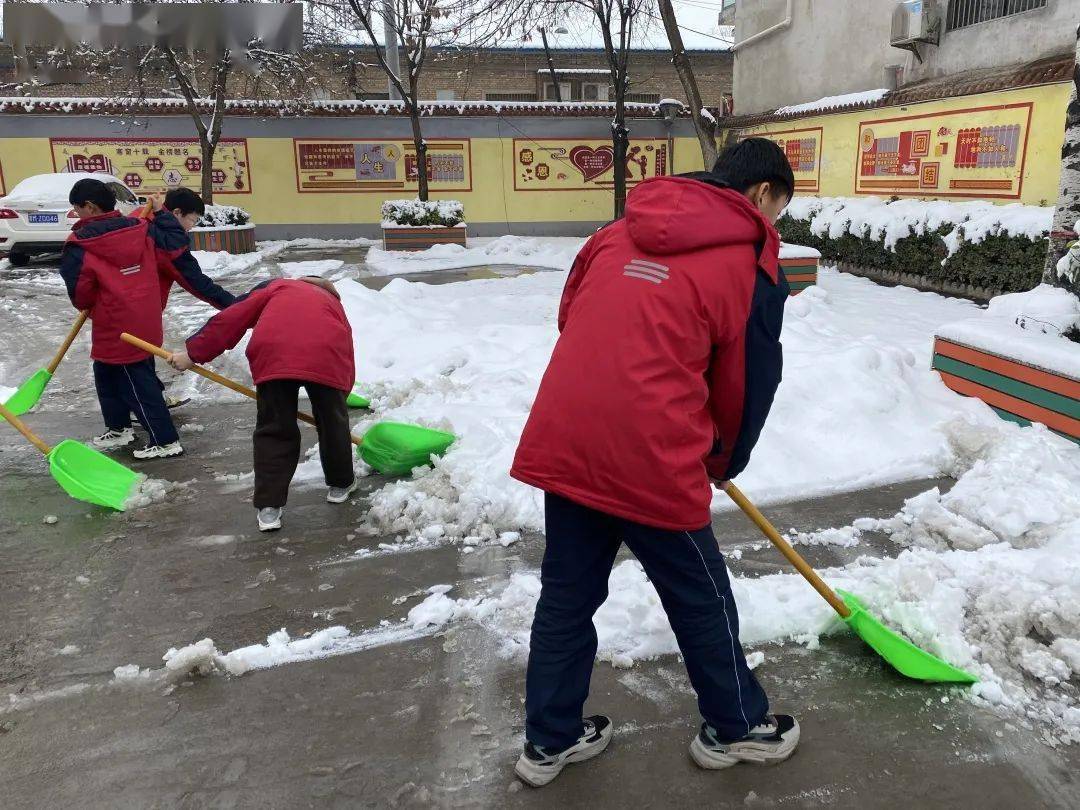 中学生扫雪照片图片