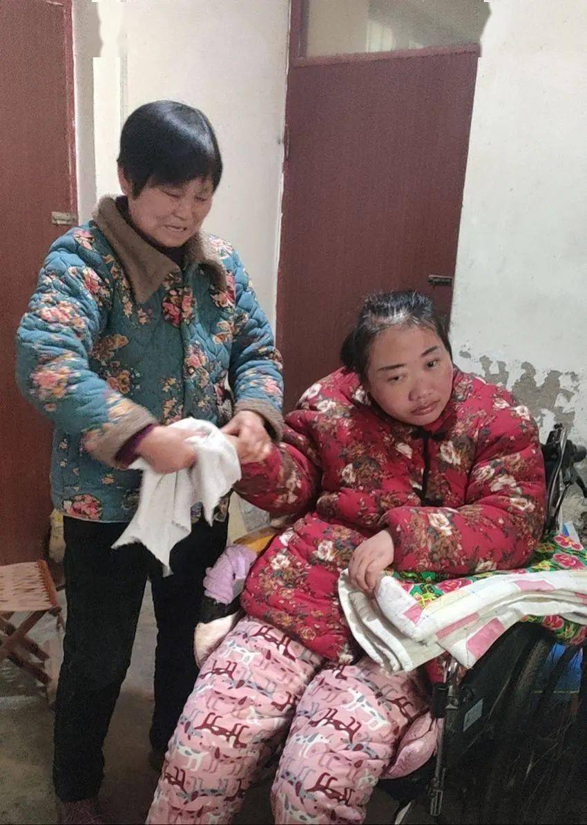 姜春梅的儿媳仇利元2020年因遭遇车祸导致脑出血,在医院昏迷87天不省