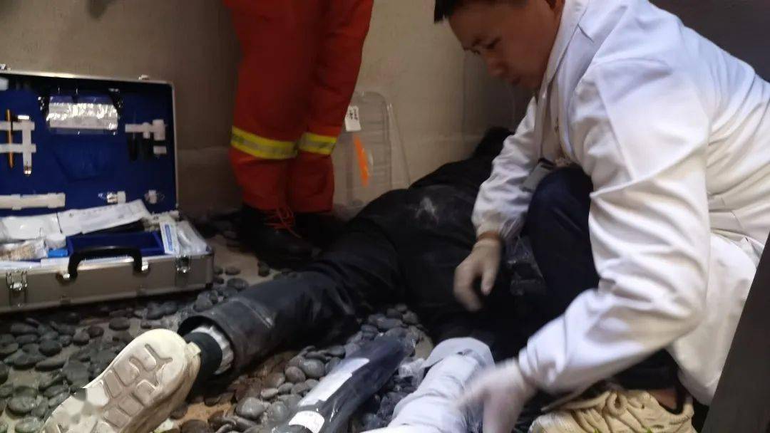 师傅上门安装空调不幸坠楼_高空作业_人员_进行
