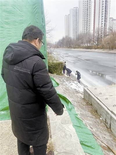 紅橋區芥園街道例行巡河發現危機 少年冰面嬉鬧 河長