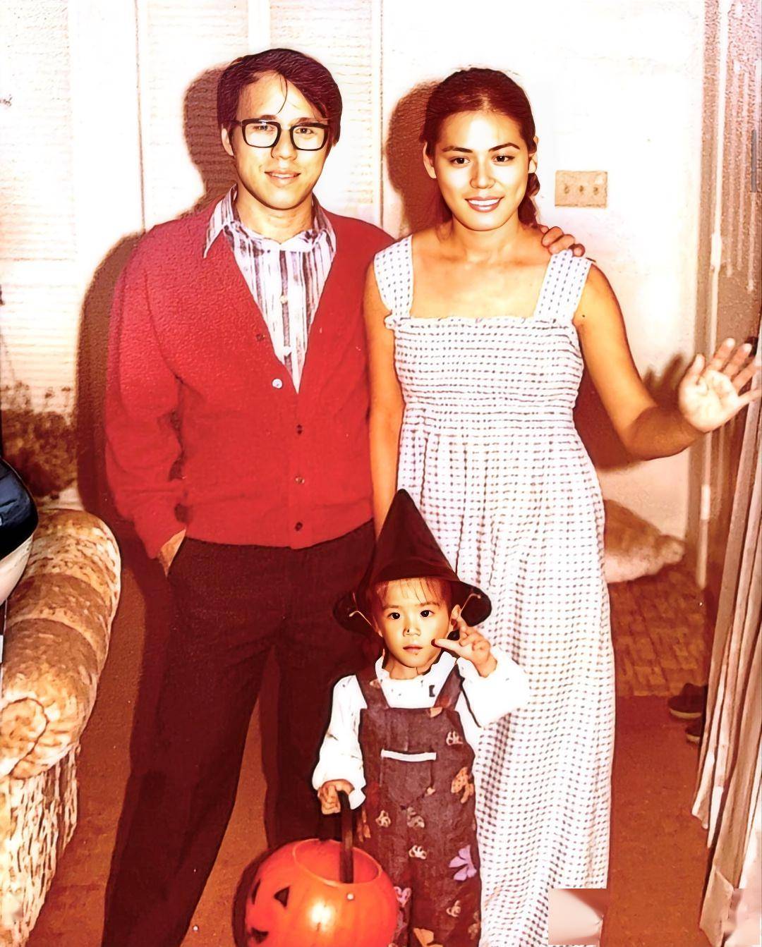 父母早年移民美国,父亲曾是 nasa 的科学家.