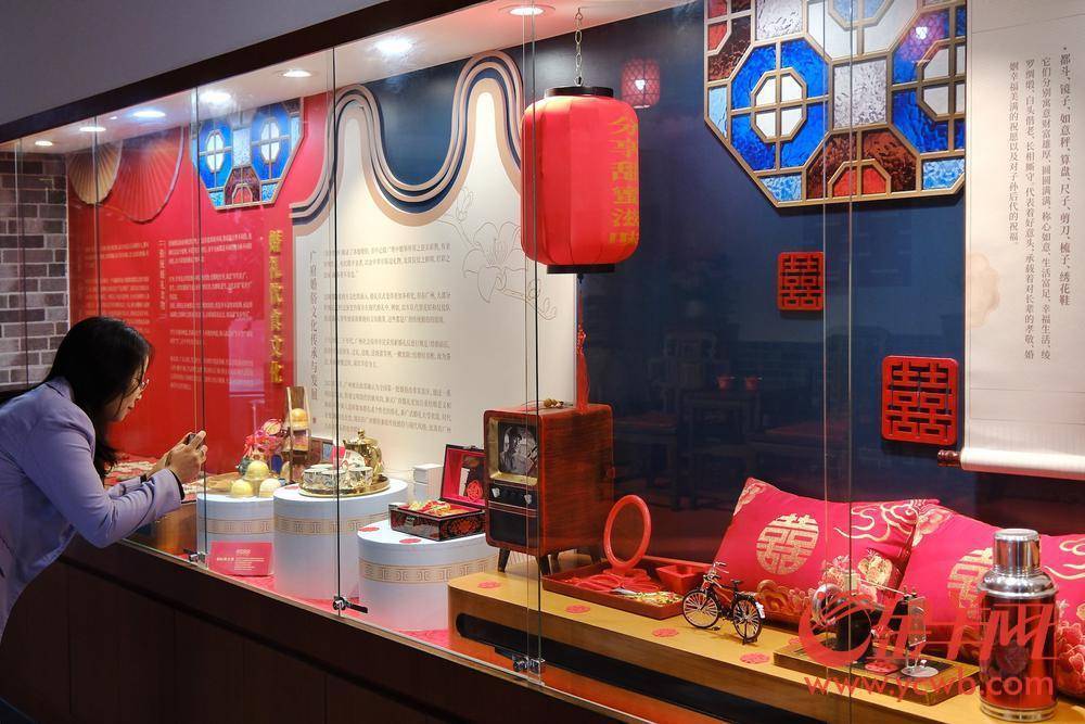 发现,荔湾区婚俗文化馆整体采用环绕式区域布局,展陈面积约300平方米