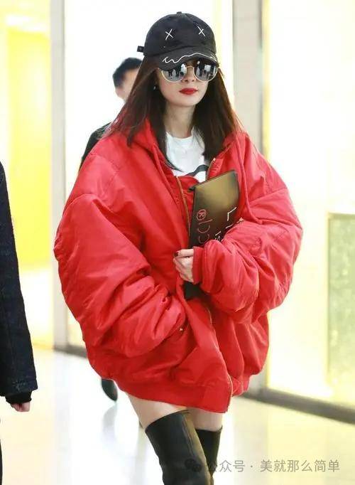 红色外套穿搭,看看明星们的秘笈吧!_卫衣_肌肤_牛仔裤
