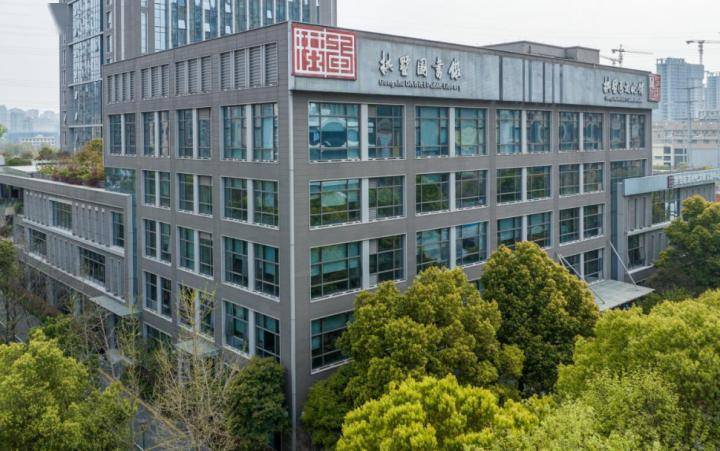 拱墅区图书馆总馆位于北城街55号,毗邻拱宸桥畔
