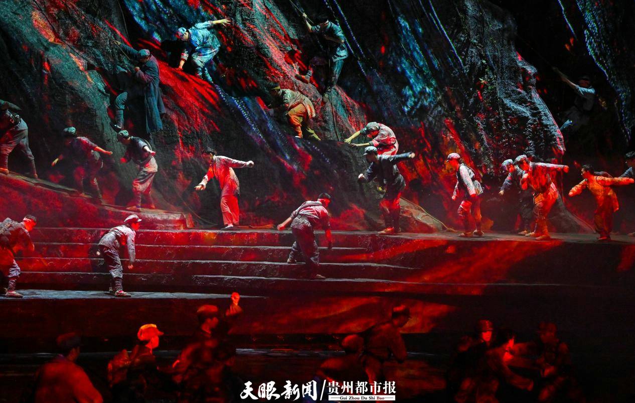 《伟大转折》剧目上演以来广受好评_观众_军事历史研究_故事