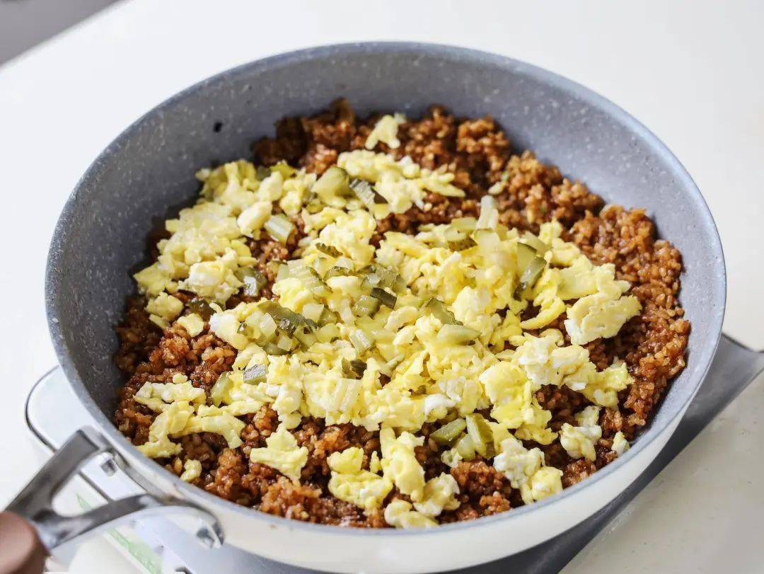 你需要一份炸鸡炒饭蛋糕,炸鸡和米饭的完美结合,一吃就停不下来!