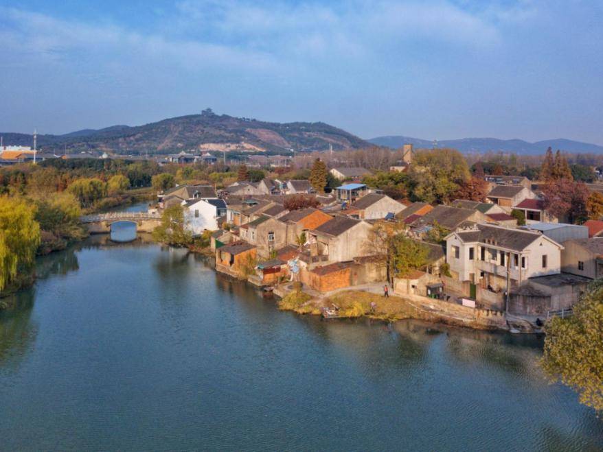 位于滨湖区雪浪山南麓的葛埭桥村,是无锡市确立的第一批十个历史文化