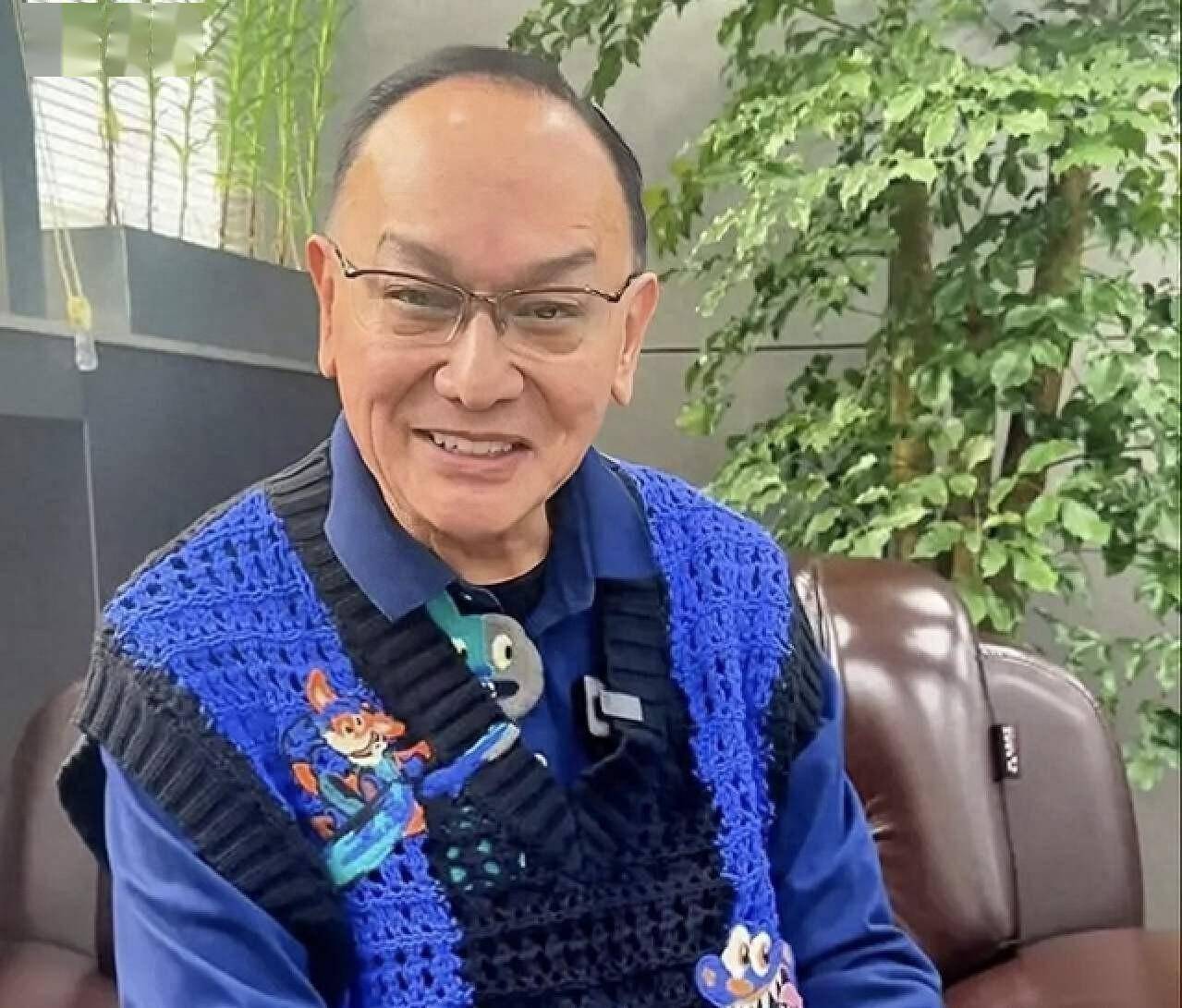 现年74岁的香港知名老戏骨曹查理,最近这些年已经定居到四川南充生活