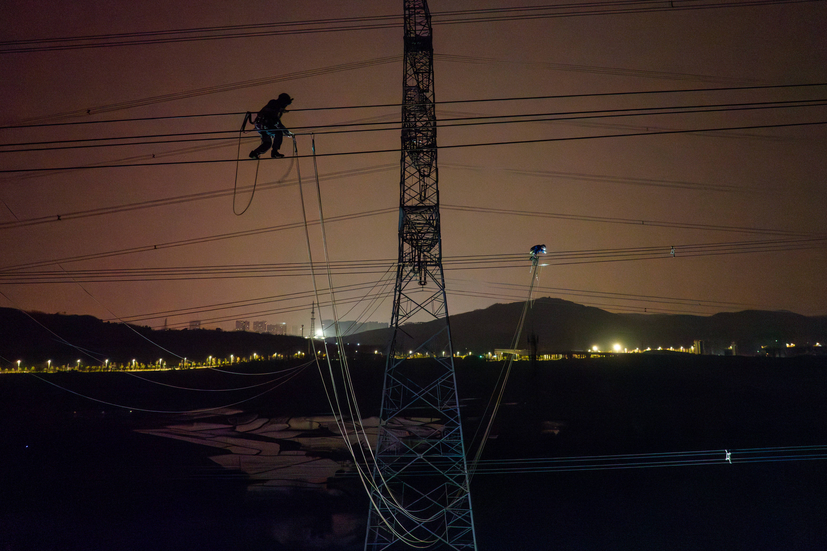 午夜战寒潮,60米高空奏响"施工交响曲"_工人_电力_导线