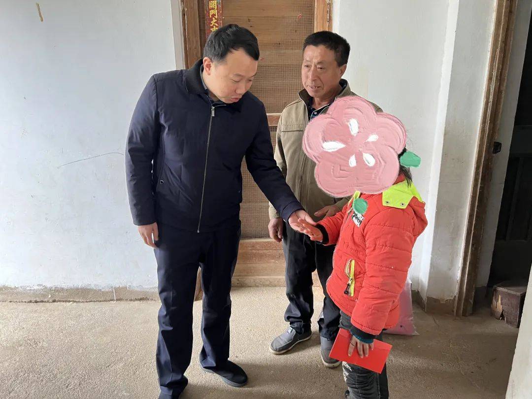 详细了解他们家庭状况,与丽村镇党委,团丰城市委商议帮扶措施,帮助