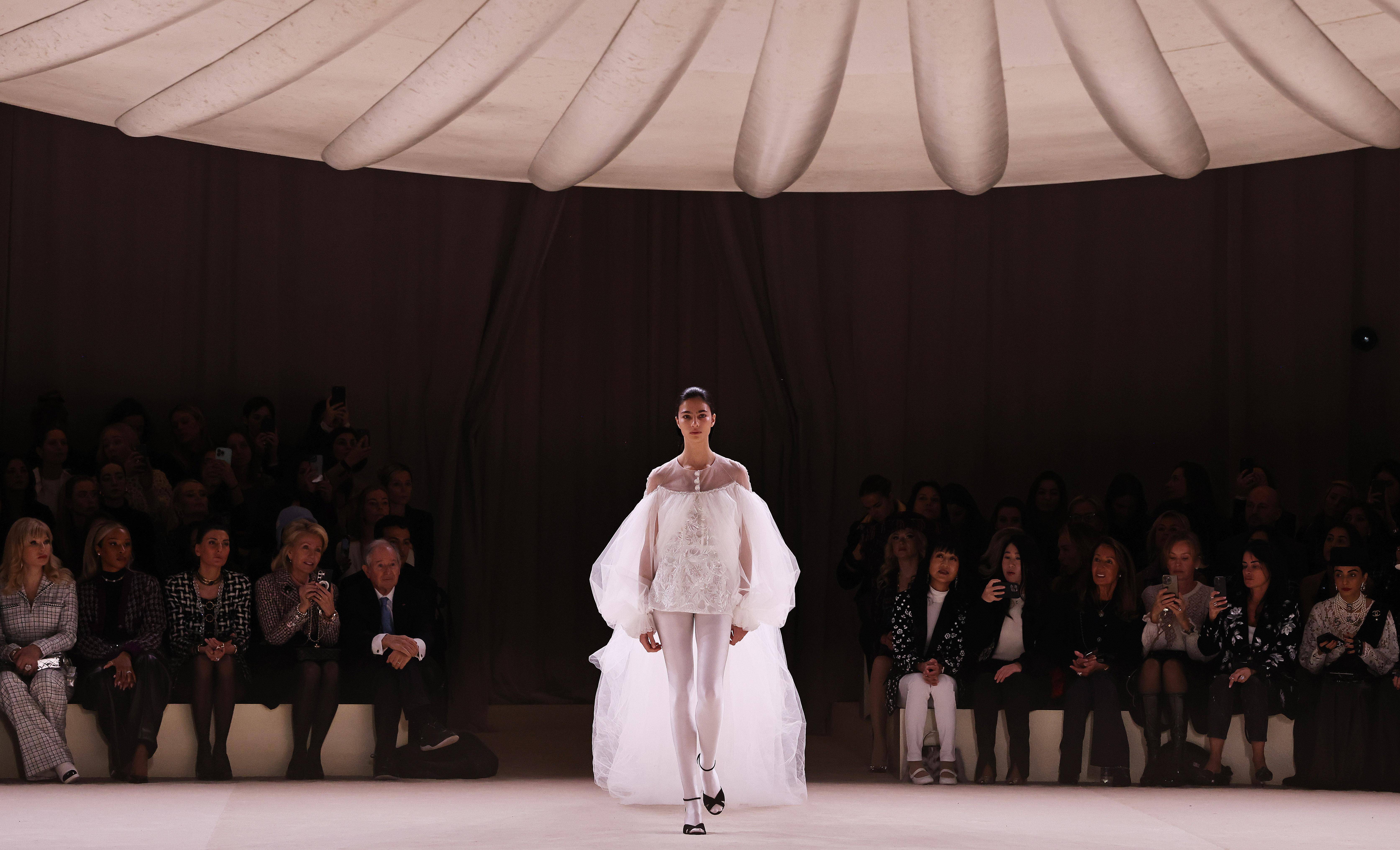 1月23日,模特在法国巴黎高级定制周上展示法国品牌香奈儿2024春夏新品