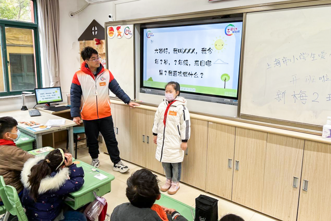 在志願者的帶領下,孩子們動手製作了姓名卡片和自我介紹,開班破冰