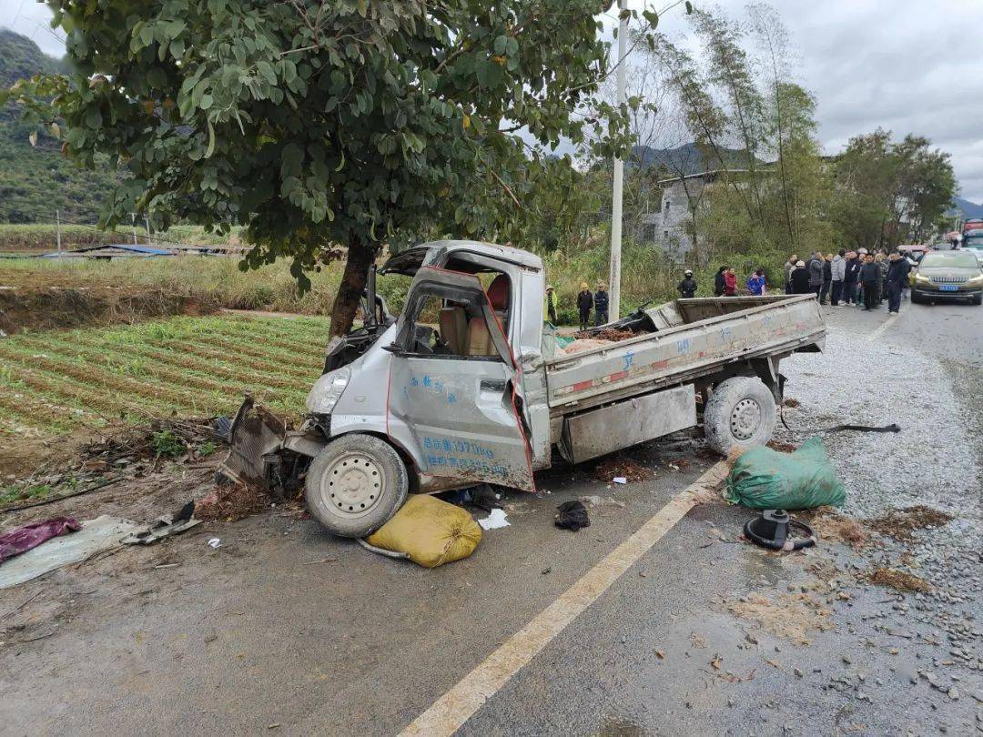 事发都安!一天连续两起交通事故,车头都撞散架了._人员_救援_货车