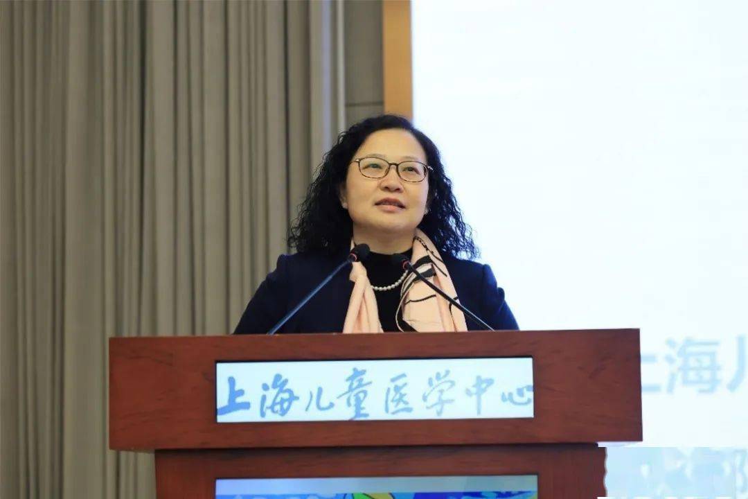 会上,上海儿童医学中心福建医院执行院长郭薇薇同志,海南医院院长周敏