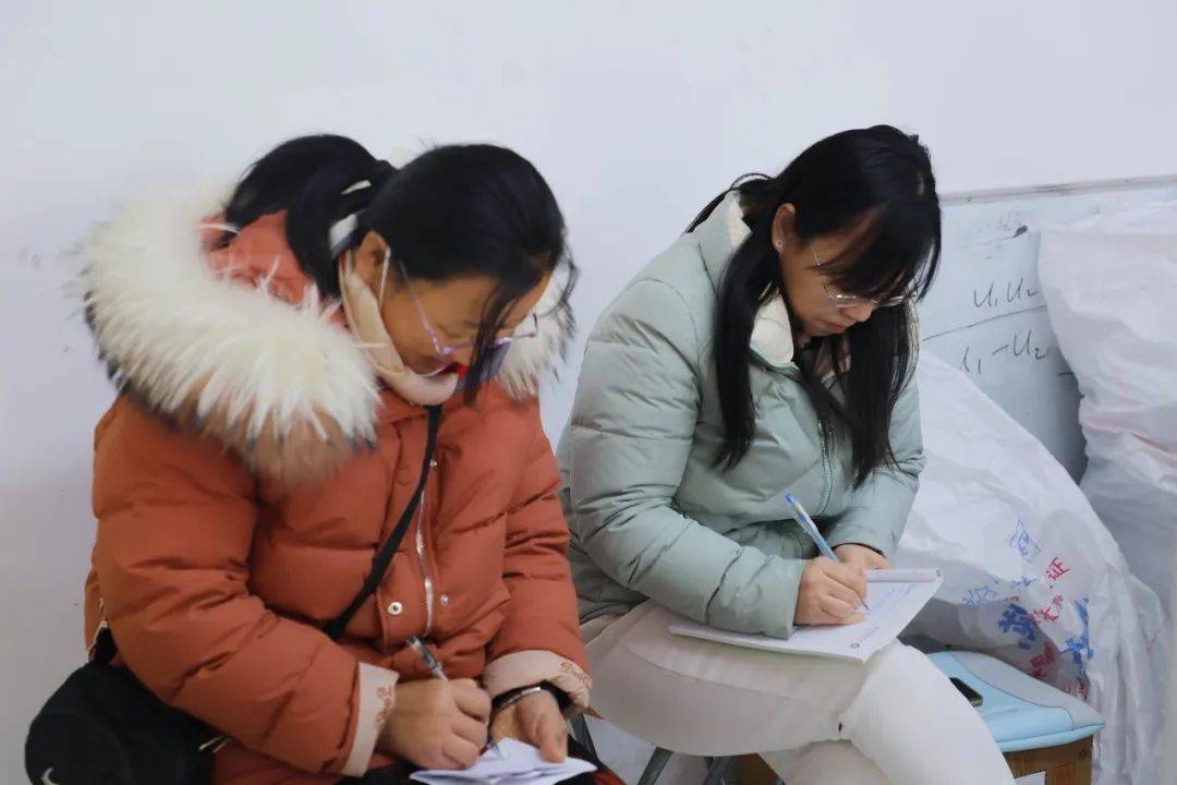 成长 合作中共赢03阜城中学的领导和教师代表团还与我校副校长高智勇