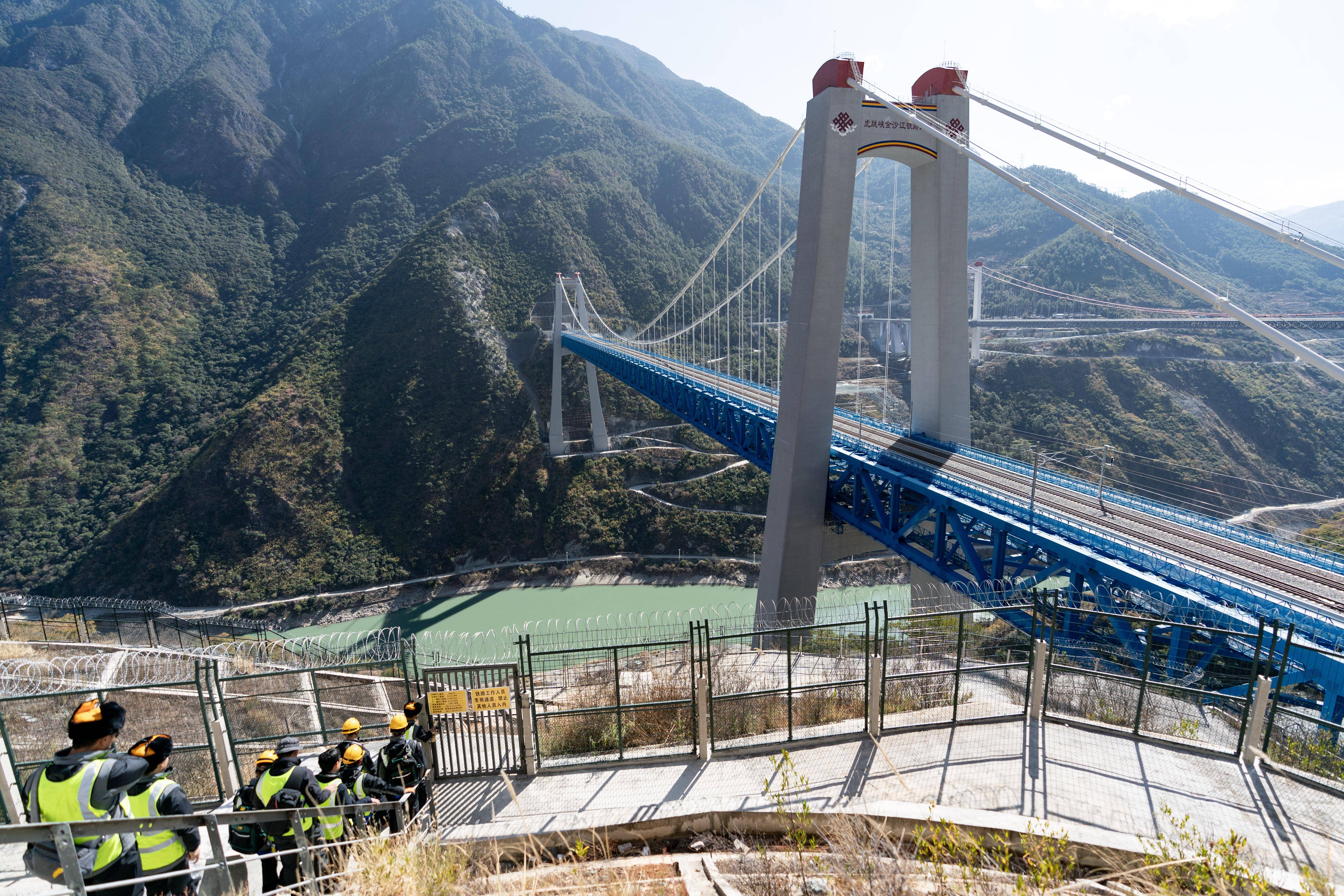 高空舞者守护虎跳峡金沙江铁路大桥