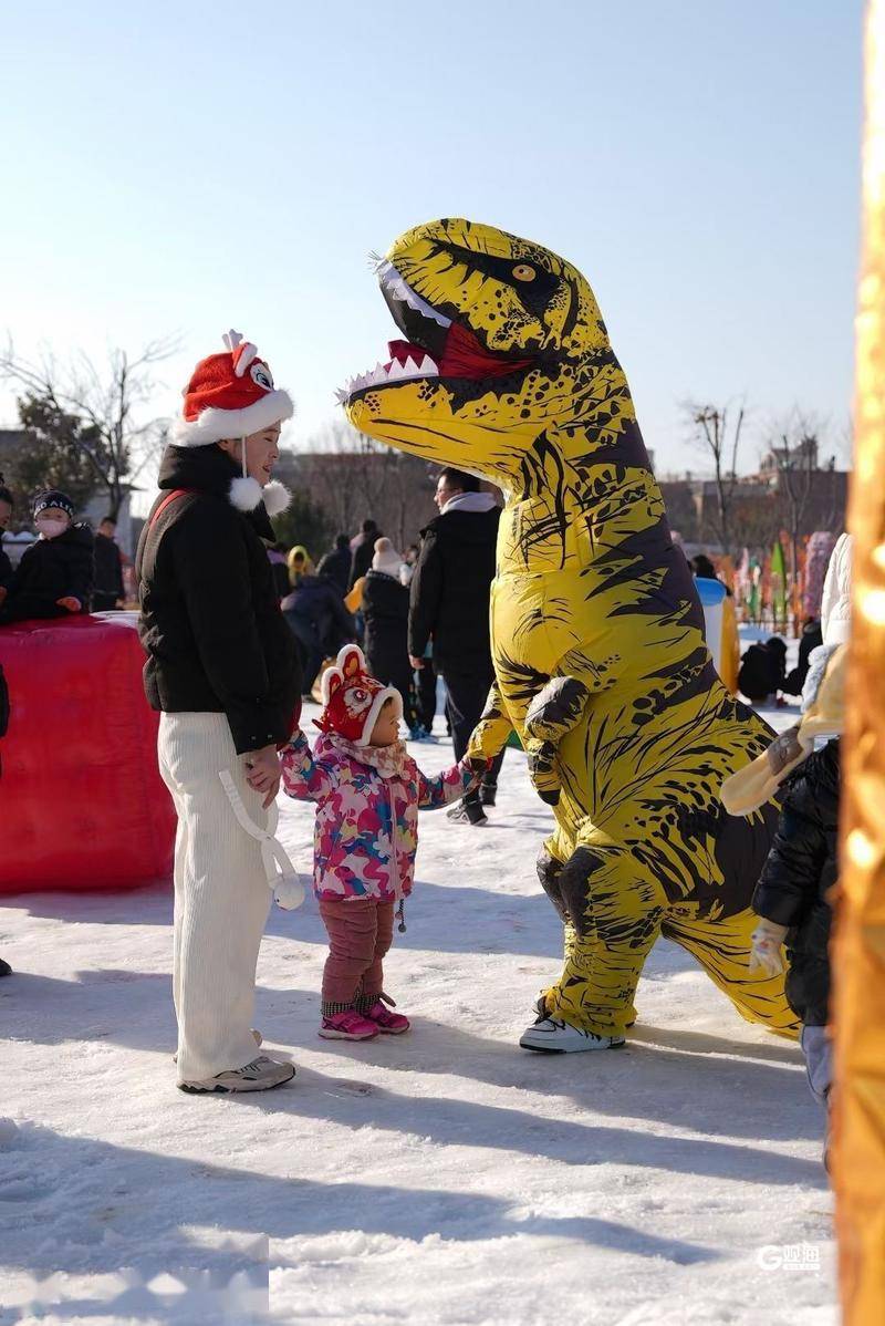 同样,在城阳西部,翠林云庄也在这个冬季打造了一处冰雪乐园.