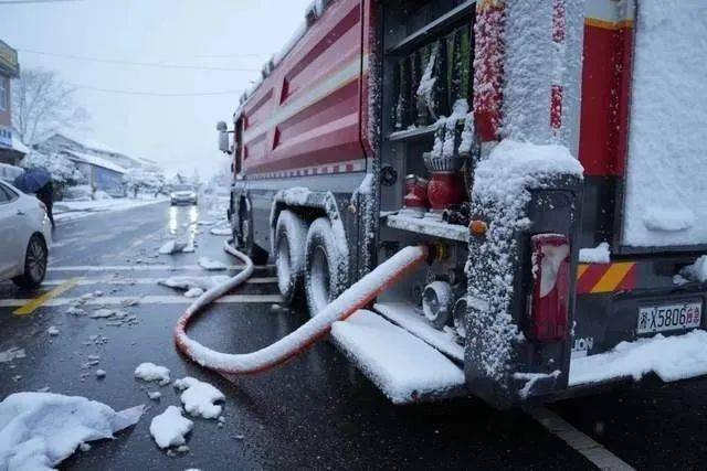 危险!益阳一油罐车发生侧翻,​罐体与挂车分离,随时有爆炸的可能!_