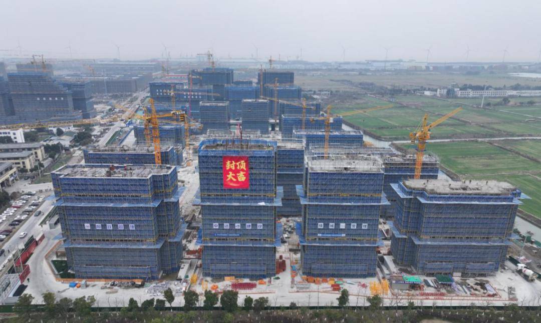 近日,两条"封顶大吉"的红色横幅被悬挂在海盐经济开发区(西塘桥街道)