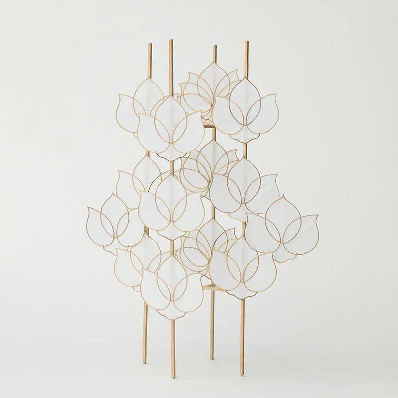 他们将纸扎设计成莲花,如意,仙鹤这些传统文化中带有吉祥寓意的形象