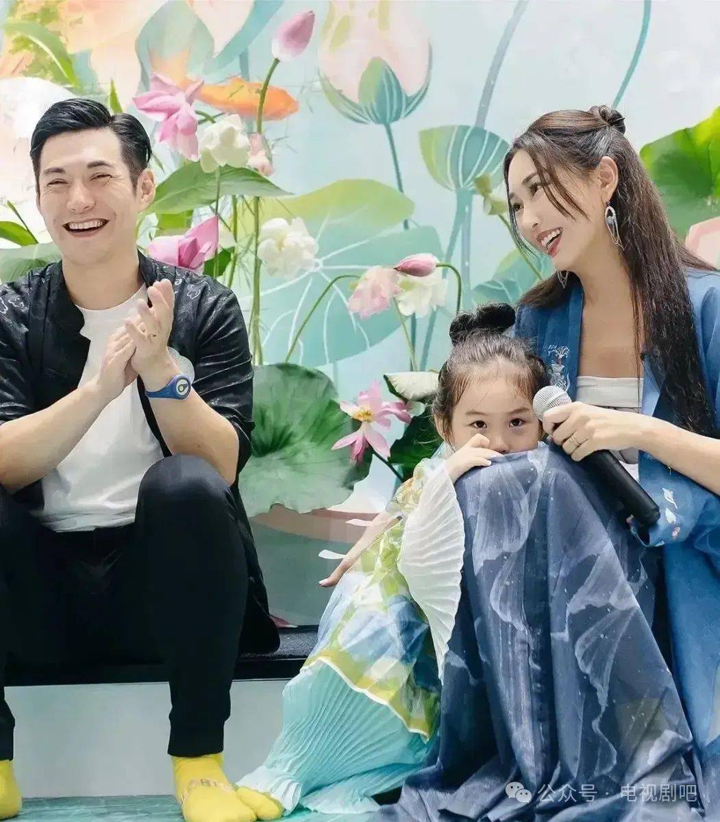 严屹宽夫妻为女儿办生日宴 一家人同框合照好温馨_杜若溪_休闲_风采