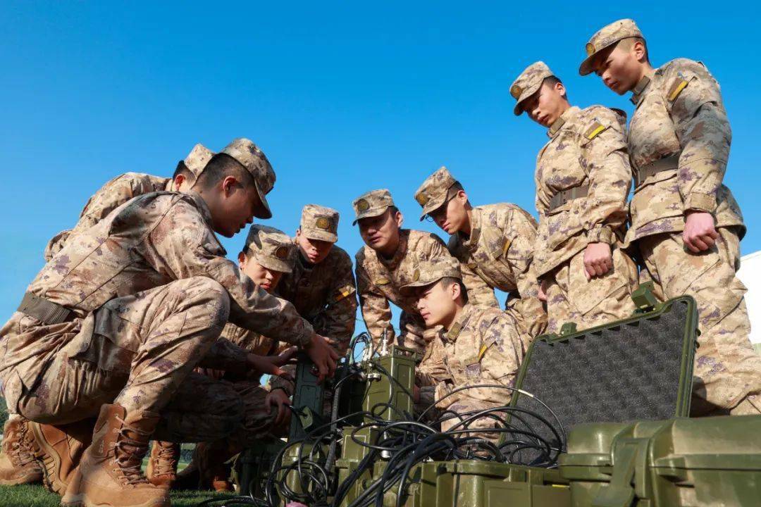 "保障电视会议是通信兵的日常,会议保障要求心细如发……"干部骨干