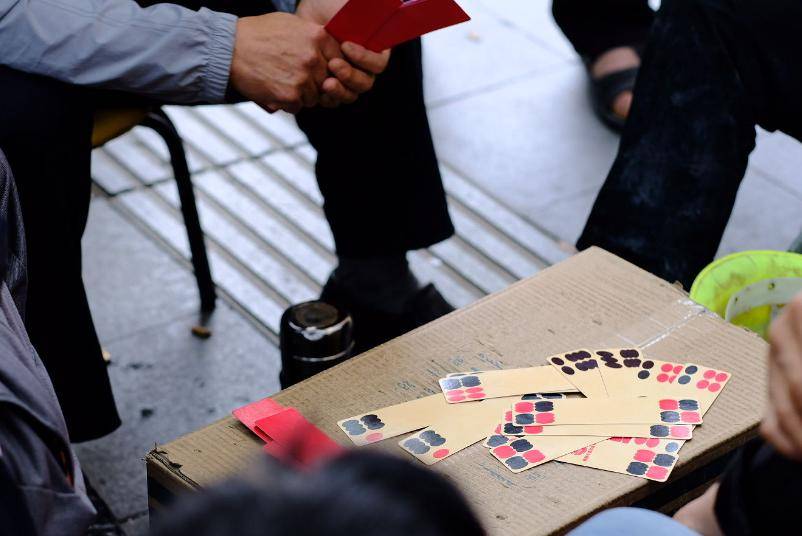 "花花牌"俗称"掀牛","掀牛腿"西府方言把玩"花花